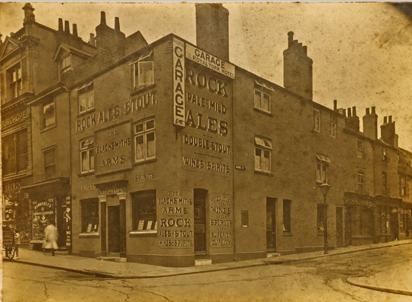 Our last four pubs for January's #AOTM are all in #Brighton, c1910. Here's The Black Lion in New Dorset St, The Blacksmith's Arms in King St, the Duke of Wellington in Guildford St (still there!) and The Boatman's Arms in Russell St (ACC/8396/3/27)
#lostpubs #localhistory