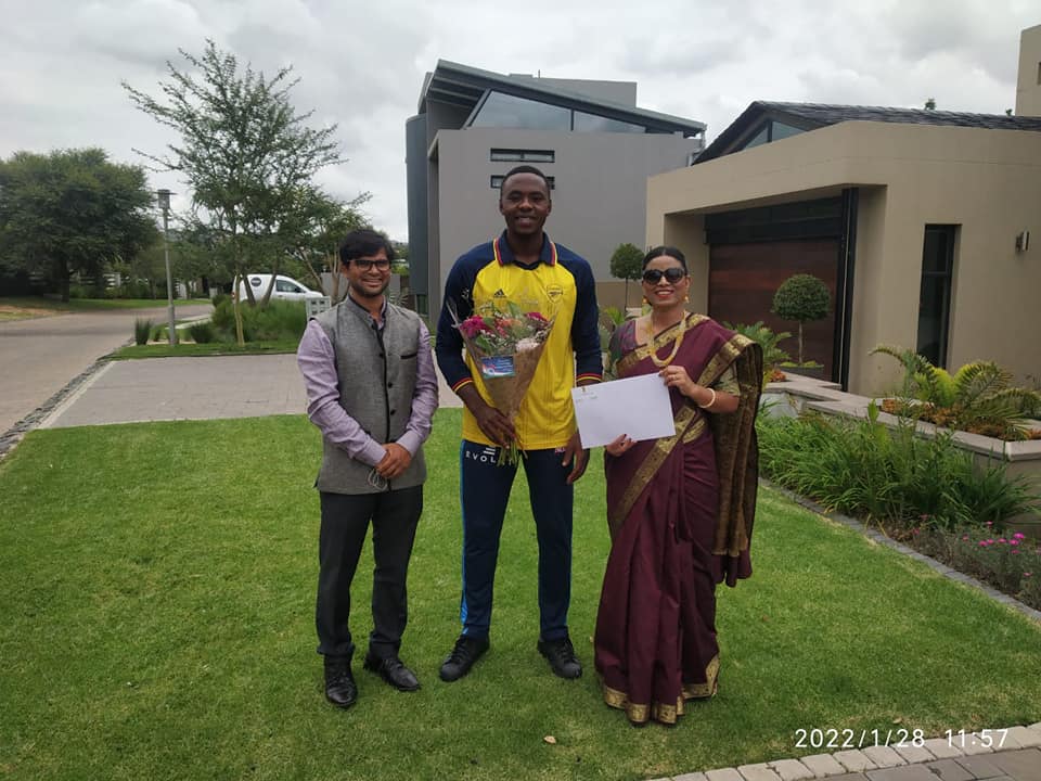 Consul General @indiainjoburg , H.E. Ms. @Anjuranjan handed over the letter of Hon. PM Shri @narendramodi to South African cricketer @KagisoRabada25 in JNB sent on the occasion of #RepublicDayIndia . #IndiaSouthAfricaFriendship 🇮🇳🇿🇦