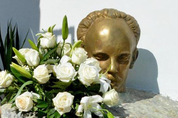 Cada #28DeEnero el pueblo de #Cuba rinde homenaje al más universal de los cubanos, #NuestroMartí, nuestro Héroe Nacional.
Su ejemplo, principios e ideas, nos acompañan cada día.
#CubaViveEnSuHistoria #MartíVive