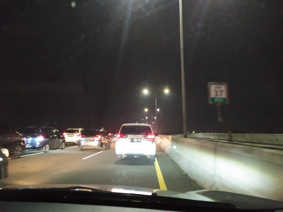 Gerard_Adi's tweet photo. @SonoraFM92 pkl 19.00, tol mbz arah jkt, km 37.400 padat merayap https://t.co/nEdV1EmMSP
