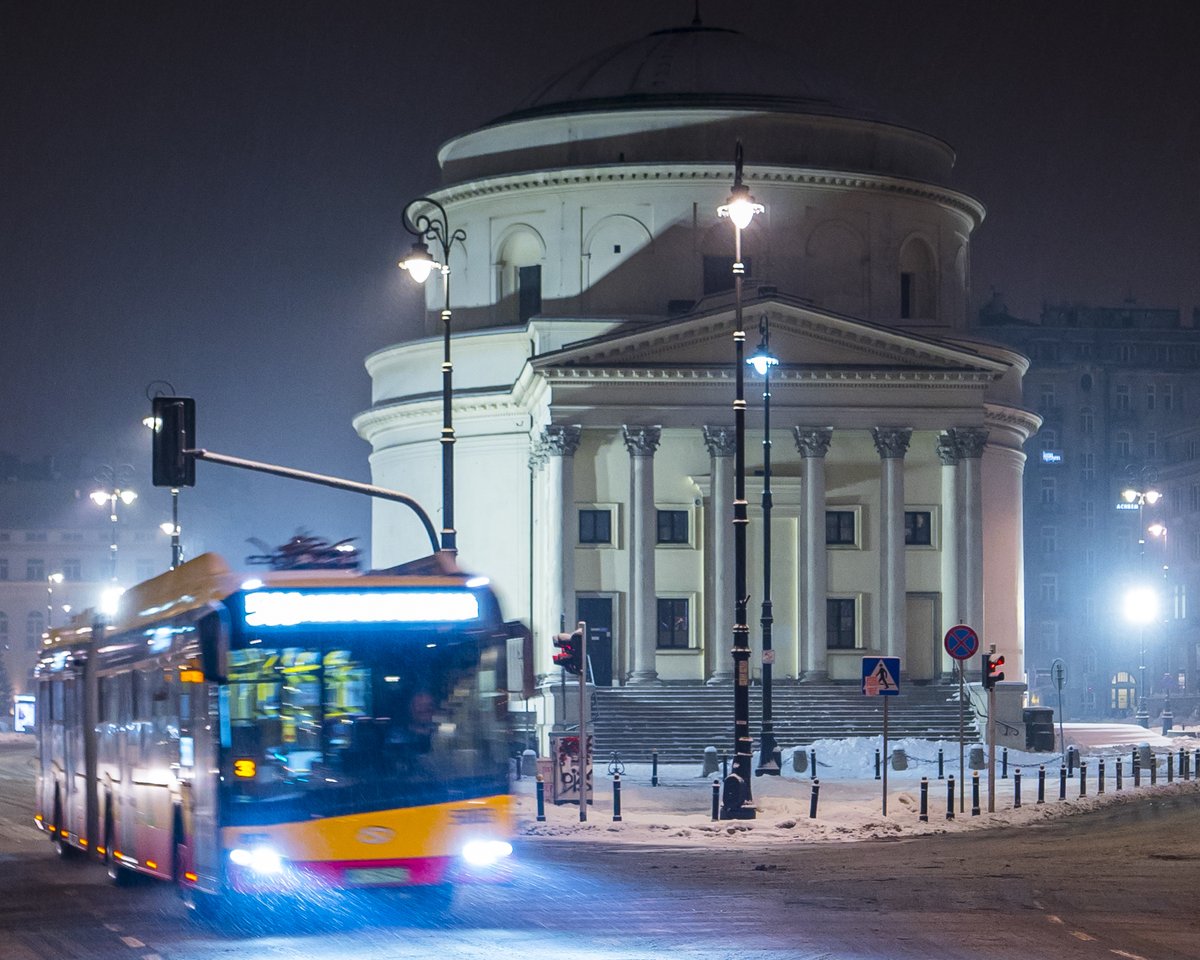 Go2Warsaw's tweet photo. Three Crosses Square by night❄️🌙💙
#Warsaw #Warszawa #DiscoverWarsaw #Poland #Polska https://t.co/8VvDdRNuUi