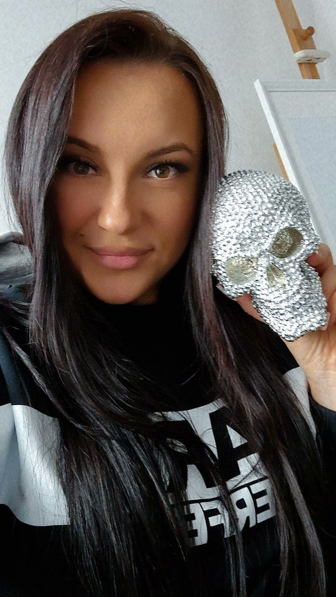 _katttykattt_'s tweet photo. Hello to all diamond hands💎
P.s. this skull is decoration at my home office- souvenir from Amsterdam.When I bought it in small shop we talked a little bit with women seller,when she heared that I'm designer&artist she gave gift -bag with UNICORN to pack it🥰🦄😂#random_memories https://t.co/EhBJJV83p4