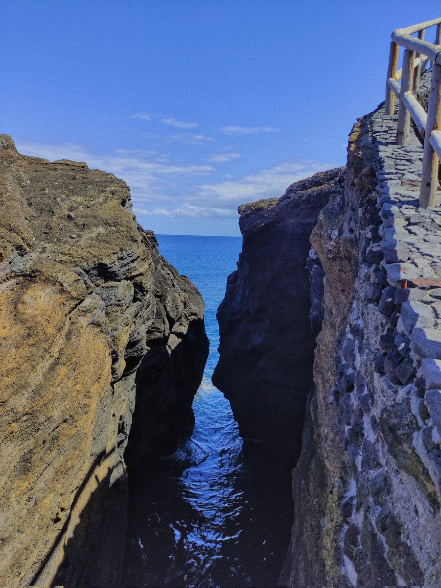 É preciso sair da ilha para ver a ilha (saramago)