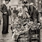 Image for the Tweet beginning: Venditore di frutta al mercato
