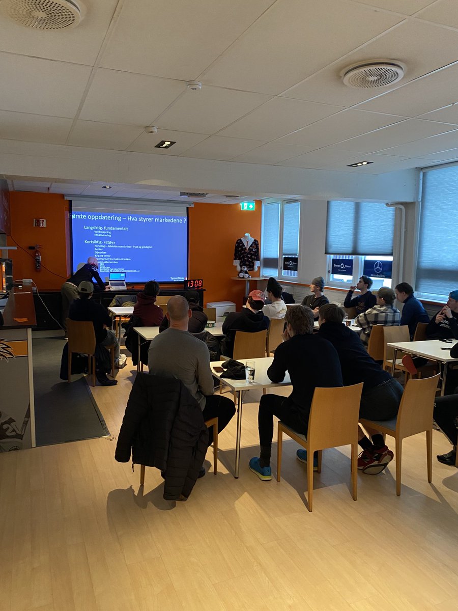 Når man spiller en dårlig hockeykamp, kjører vi på med litt aksjespill dagen derpå sammen med ⁦@SpareBank1_no⁩ ⁦⁦<a href="/Friskasker/">Frisk Asker</a>⁩  who wants to be a millionaire?