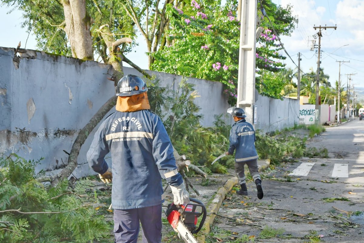 Na tarde de ontem, Porto Real foi surpreendida por fortes rajadas de vento, durante alguns minutos tivemos um pouco de chuva, mas muito vento. Imediatamente nossa Defesa Civil foi acionada para resolver os transtornos. #PrefeitoSerfiotis #DefesaCivilPortoReal