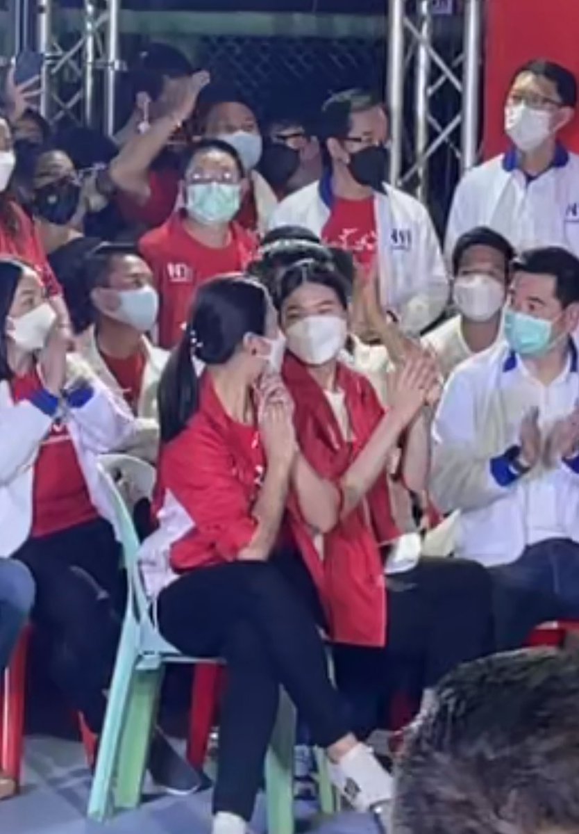 ni_neww_'s tweet photo. เบิ่งพุนนะเบิ่งสายตาเพิ่นแน่ https://t.co/9Ris5Y44bf
