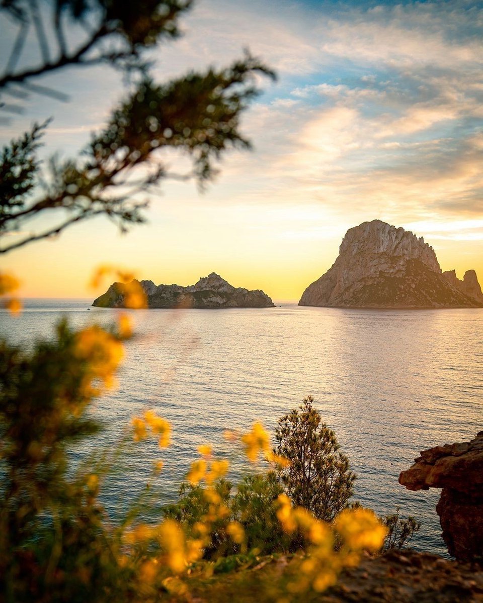 Santjosepibiza's tweet photo. Say goodbye to the day in a place like Cala d'Hort facing Es Vedrà must be done at least once in your life 😉 #Ibiza #EsVedrà #Calad'Hort #Eivissa #Sunset https://t.co/ezYoz0UQoe