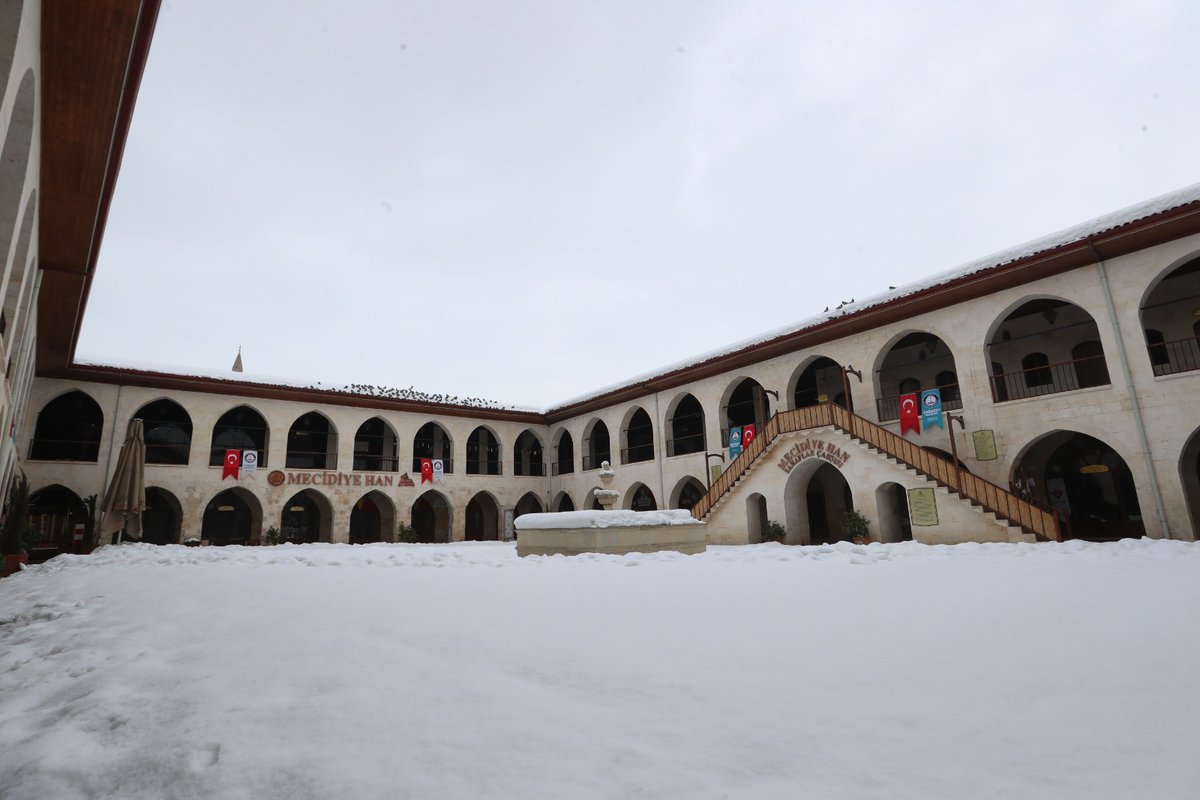 “Bir rüya görür gibi gözümde sevinçler var.
Beyaz bir sükut işte: kar...”

Bembeyaz örtüsüne bürünmüş tarihi Mecidiye Han...❄️

📍Mecidiye Han Sahaflar Çarşısı