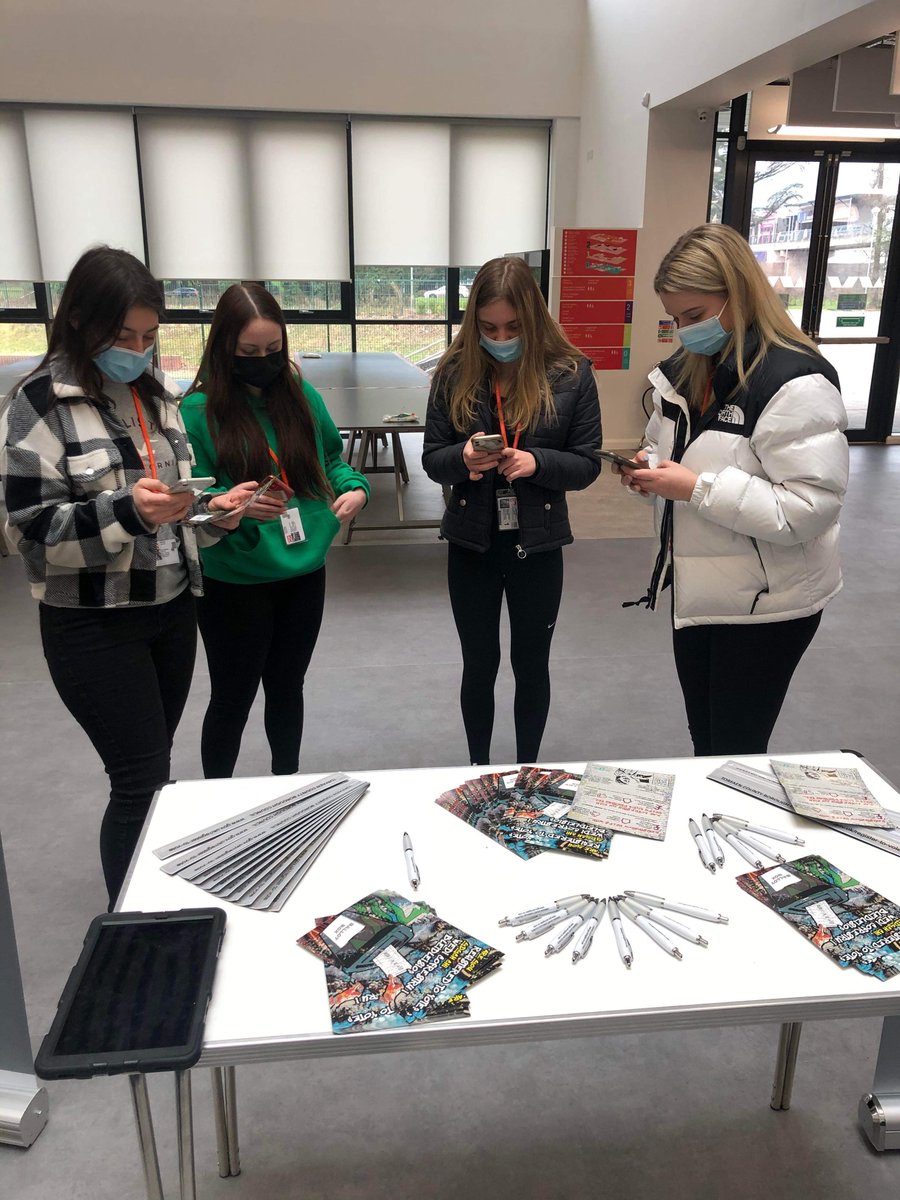 torfaencouncil's tweet photo. Pupils at @coleggwent Torfaen Learning Zone are registering to vote in May's #torfaenlocalelections2022

To register visit https://t.co/Q0Q3IhER17

#useyourviews https://t.co/FvTP26vznp