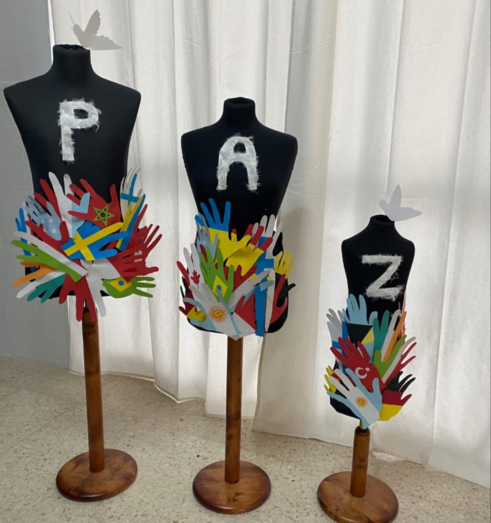 comvalleazahar's tweet photo. El #30enero se celebrará el #diapaz y segundo de #gvec ha diseñado este #escaparate conmemorativo. Gran trabajo! #comercio #marketing #escaparatismo https://t.co/Ux1ZP2i4qF