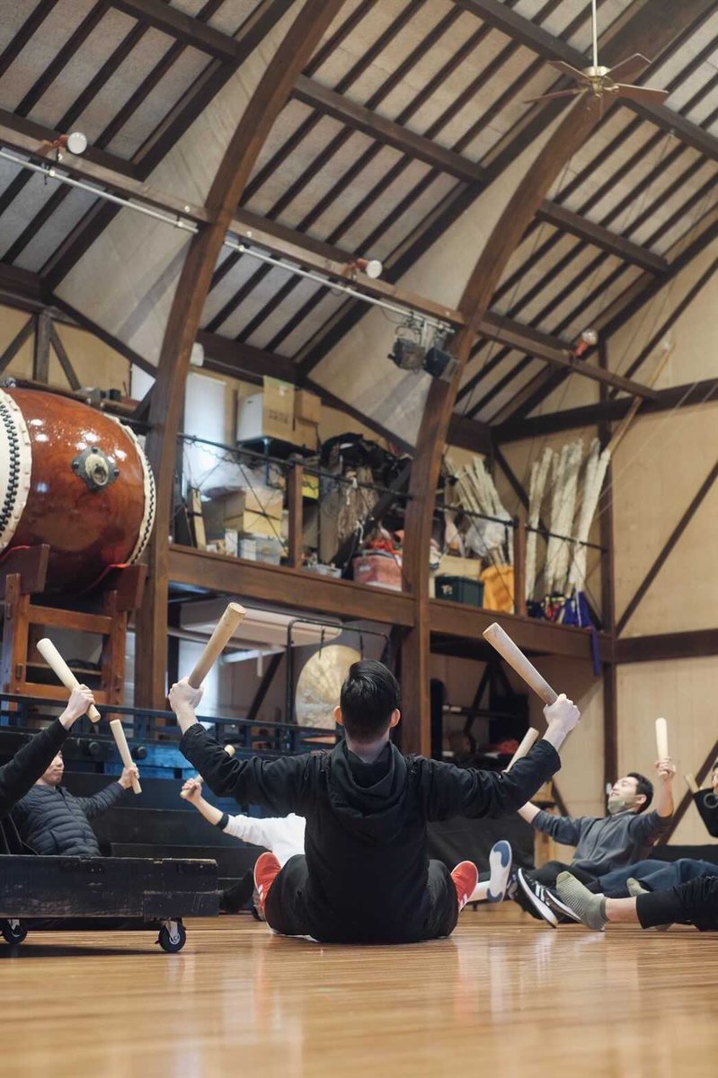 KodoHeartbeatEn's tweet photo. We’re unifying everything about the final pose we have in our final piece in Tsuzumi! Come check and see if we’re doing a good job 😉
https://t.co/gKHQhlXpG5
#KodoVillage #taiko #kodo40th https://t.co/Fx1ybaISgf