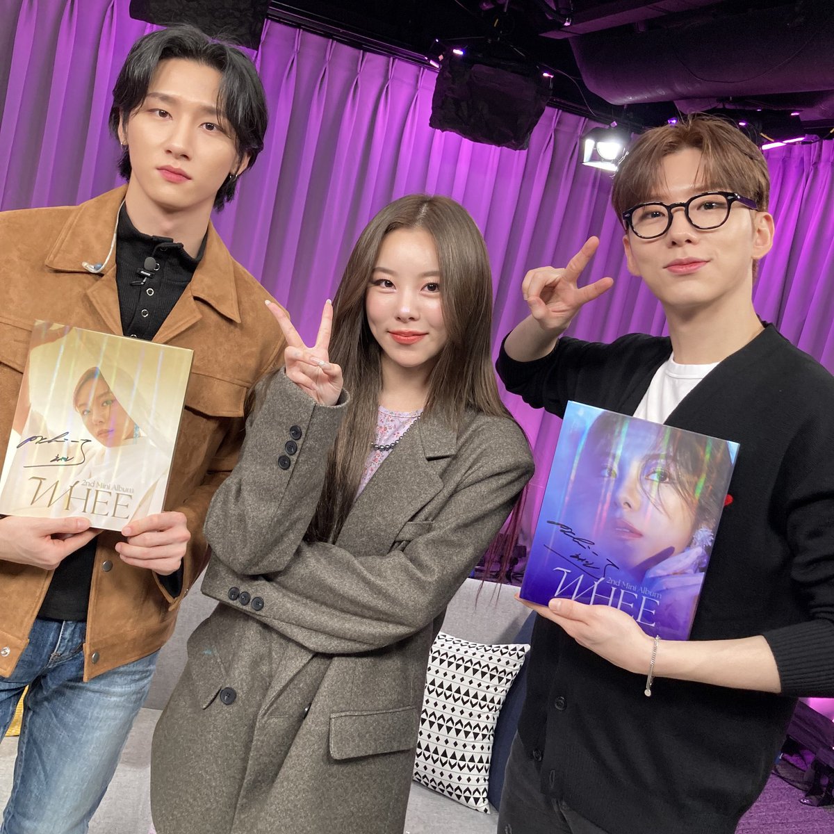 MAMAMOOTH_'s tweet photo. [#WheeIn]
อีกสักครู่ เวลา 20:00 น. (ไทย)!
มาร่วมพบกับ #ฮวีอิน ที่ #NaverApp #NowOnAir #MidnightIdol 📻
กันนะคะ! ห้ามพลาดชมรายการสดนะ🤙🏻

#WHEE #MakeMeHappy https://t.co/qhmemiU7oj