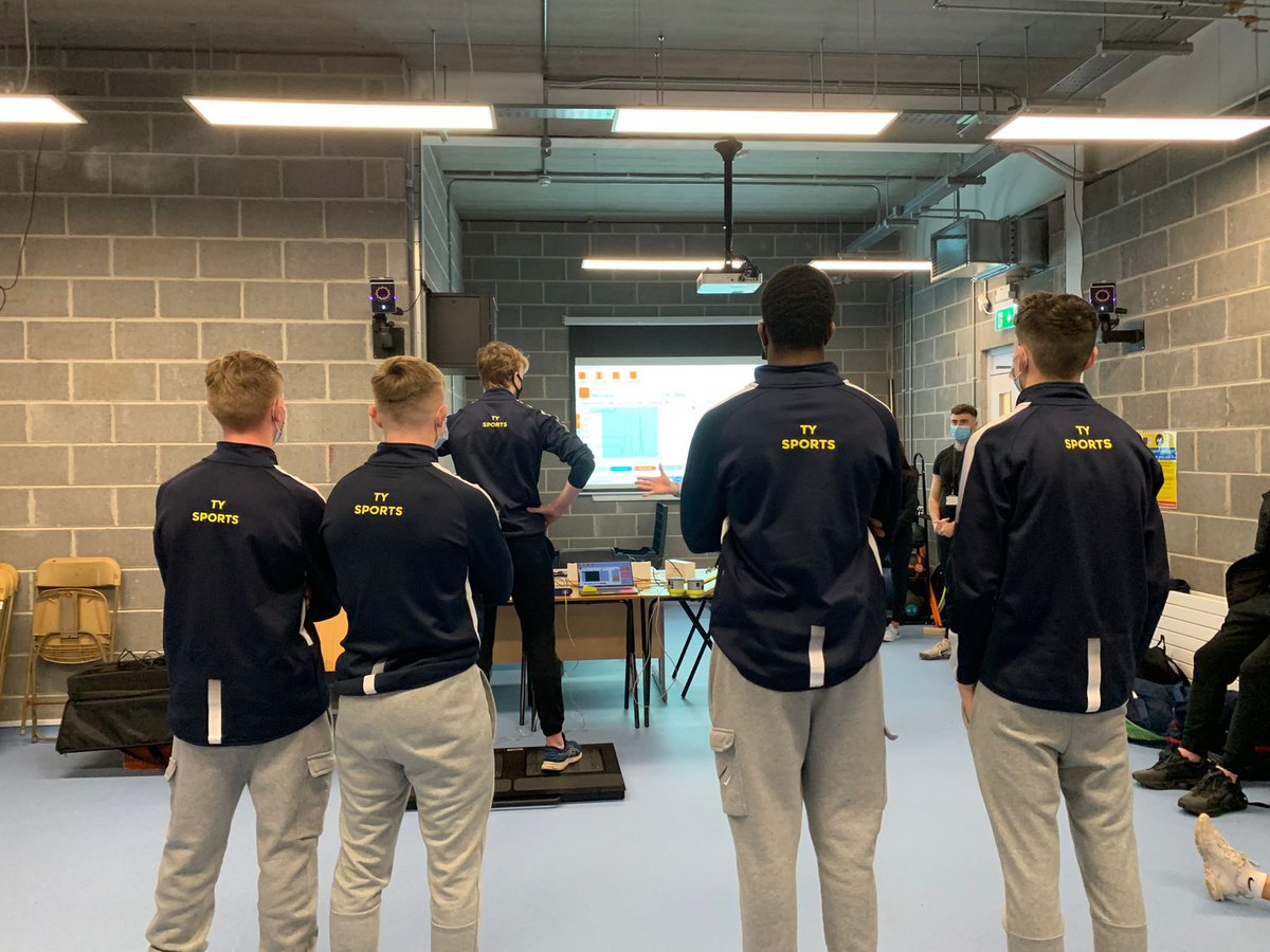 DerekMaybury's tweet photo. Our @Kings_Hospital #TYSS students are in @DSH_TUS today exploring the amazing facilities on campus & getting to try out the #SportsScience #Biomechanics equipment #ForcePlate #VO2Max #EveryoneIn #EveryoneBetter https://t.co/PSId65pRKv