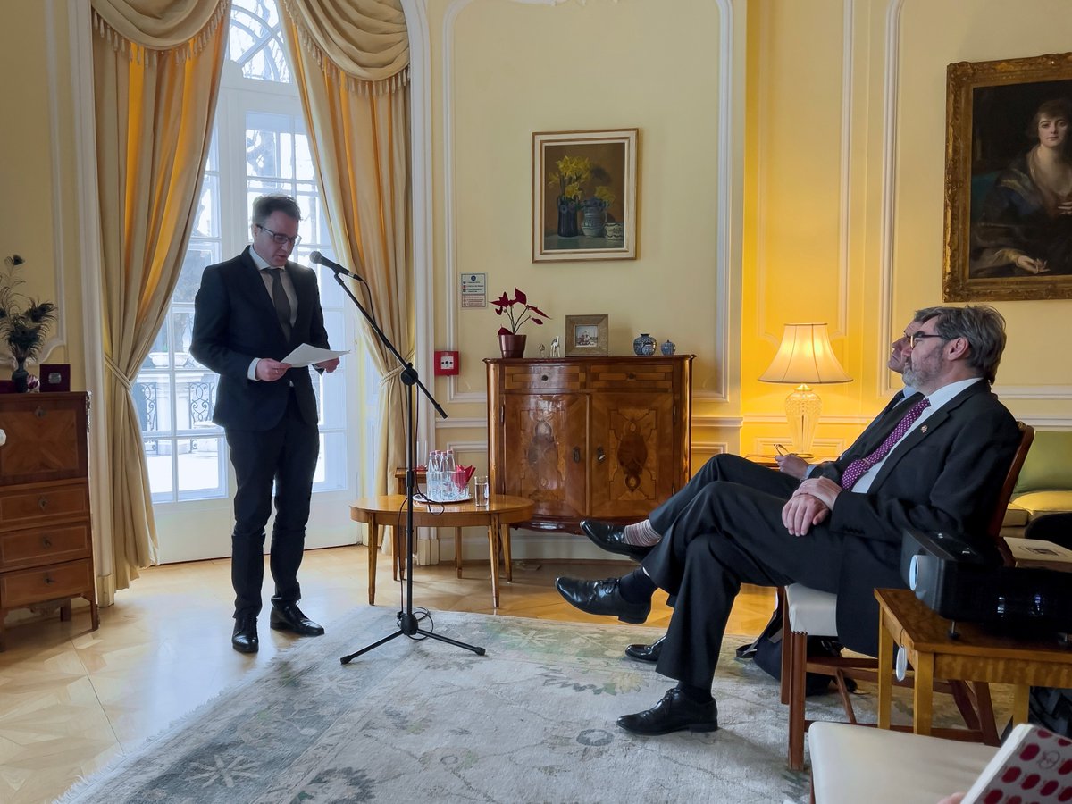 HMA <a href="/PaulFox_FCDO/">Paul Fox</a> &amp; 🇭🇺 Dep State Sec for #DefencePolicy Dr Gergely Németh opened yesterday’s #GreeningDefence event where participants discussed how the #ArmedForces can become more sustainable. The 🇬🇧 is committed to tackling #ClimateChange, embracing the recently hosted <a href="/COP26/">COP26</a>.