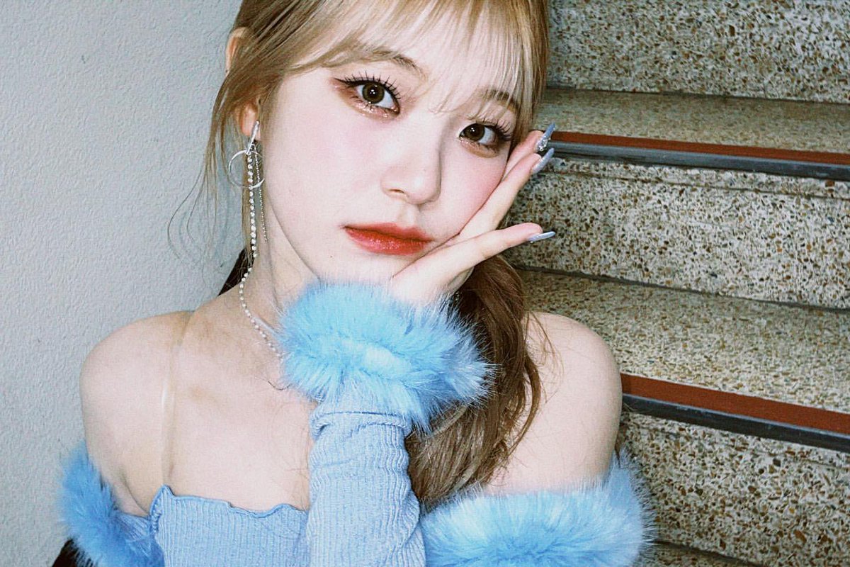 Jiheoona's tweet photo. Caramel blonde hair, charming little brown eyes, delicate hands a pink soul. The prettiest soul everyone has ever seen. ₊‧ 🦋 Ꮺ . https://t.co/8yJ4TYtb27