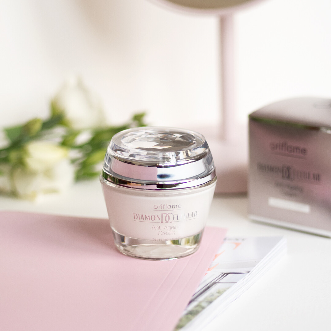 RaspberryPlum1's tweet photo. The Diamond Cellular Anti-Ageing Cream features Diamond Powder and White Truffle, this product helps to:
💎 Minimise uneven pigmentation 
💎 Smooth out wrinkles
💎 Lift facial contours
Message me to find out more! 

https://t.co/yGialwQhBT

#AntiAging #Skincare #DiamondCelluar https://t.co/M17mYpAETY