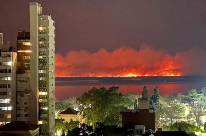 Stolbizer's tweet photo. El gobierno de @alferdez dejó afuera del debate la #LeydeHumedales haciendo perder estado parlamentario al proy. consensuado. Mientras en campaña prometían aprobarlo, cuando el país se prende fuego cajonean el proyecto.

Seguimos insistiendo con su tratamiento, #LeyDeHumedalesYa! https://t.co/A84OUWOtXk