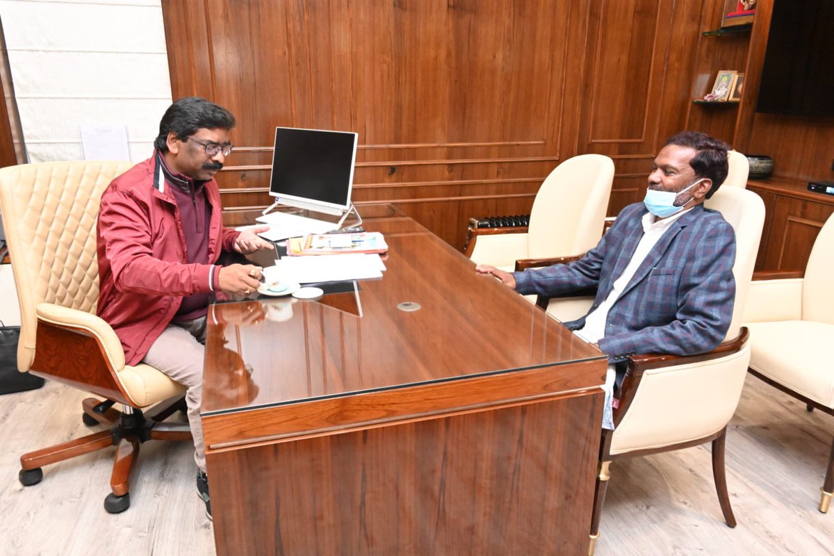 मुख्यमंत्री श्री <a href="/HemantSorenJMM/">Hemant Soren</a> से शिक्षा मंत्री श्री @Jagarnathji_mla ने मुलाकात की। मुख्यमंत्री से यह उनकी शिष्टाचार भेंट थी।