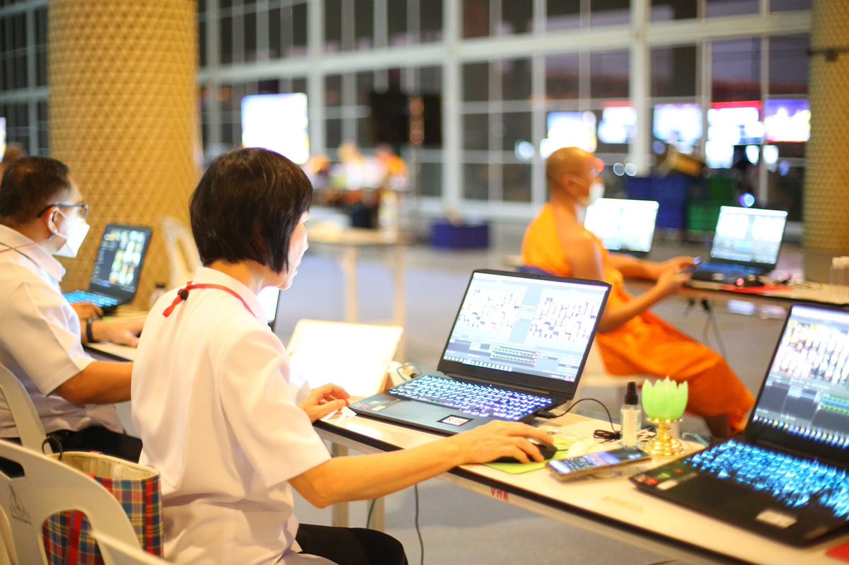 wiyda18's tweet photo. รับบุญนำภาพจากซูมขึ้นจอled รอบมหาธรรมกายเจดีย์ https://t.co/iSFnV55fdL