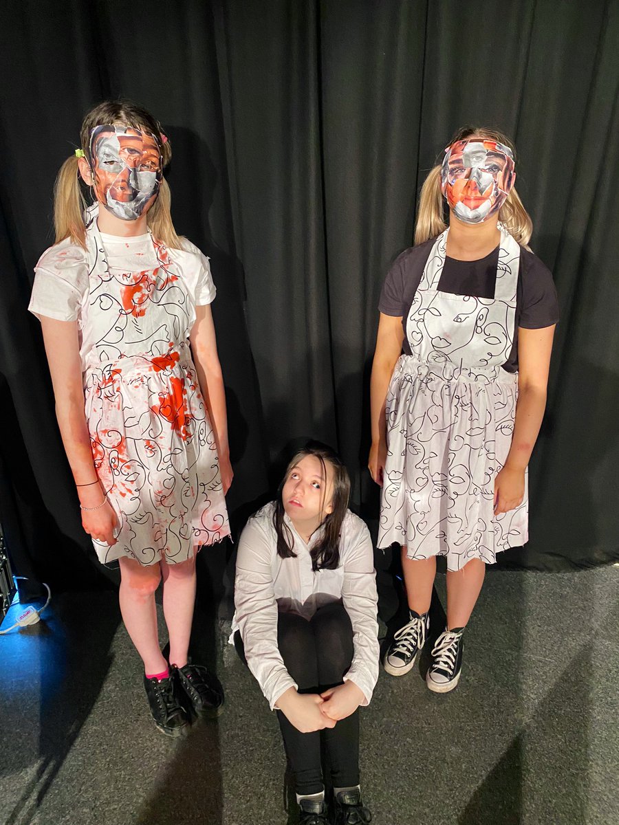 DramaOlwg's tweet photo. LLONGYFARCHIADAU BLWYDDYN 12 DRAMA! 

Perfformiad hynod o greadigol… #Artaud 

Y ddwy Miss Jones yn werthfawrogol o gael criw o ddisgyblion mor dalentog! https://t.co/mCn22WfuQm