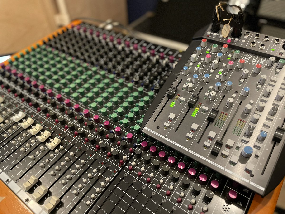 tkdai67's tweet photo. Recording

スネアに #sslsix サミング
あとは卓はATB16で
drawmerとかdbxとか色々

古いけど私好みのHD192ioで96khzかな。 https://t.co/h2D1dRbfrn