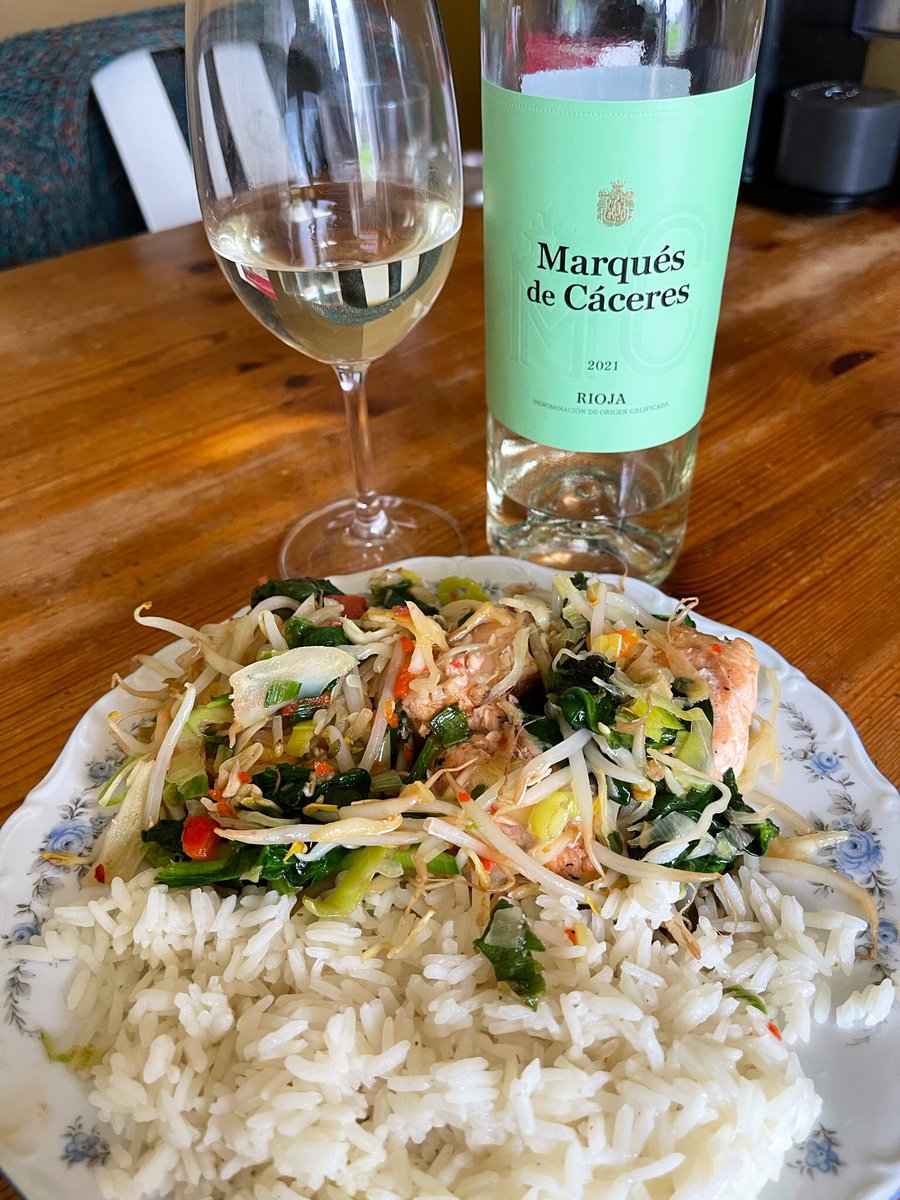 joukesp's tweet photo. #FridayLunch #Simple #StirFry #Salmon #VeggieMix #Curry #BasmatiRice
Love those meals that are ready in 15 min!
Stir-fried Salmon & Thai Veggie Mix, Oil, Soy Sauce, Thai Curry, Sambal Oelek, Salt & Pepper, Basmati Rice. That’s it!
Another Marqués de Cáceres Blanco bites the dust! https://t.co/6xeiMfamE1