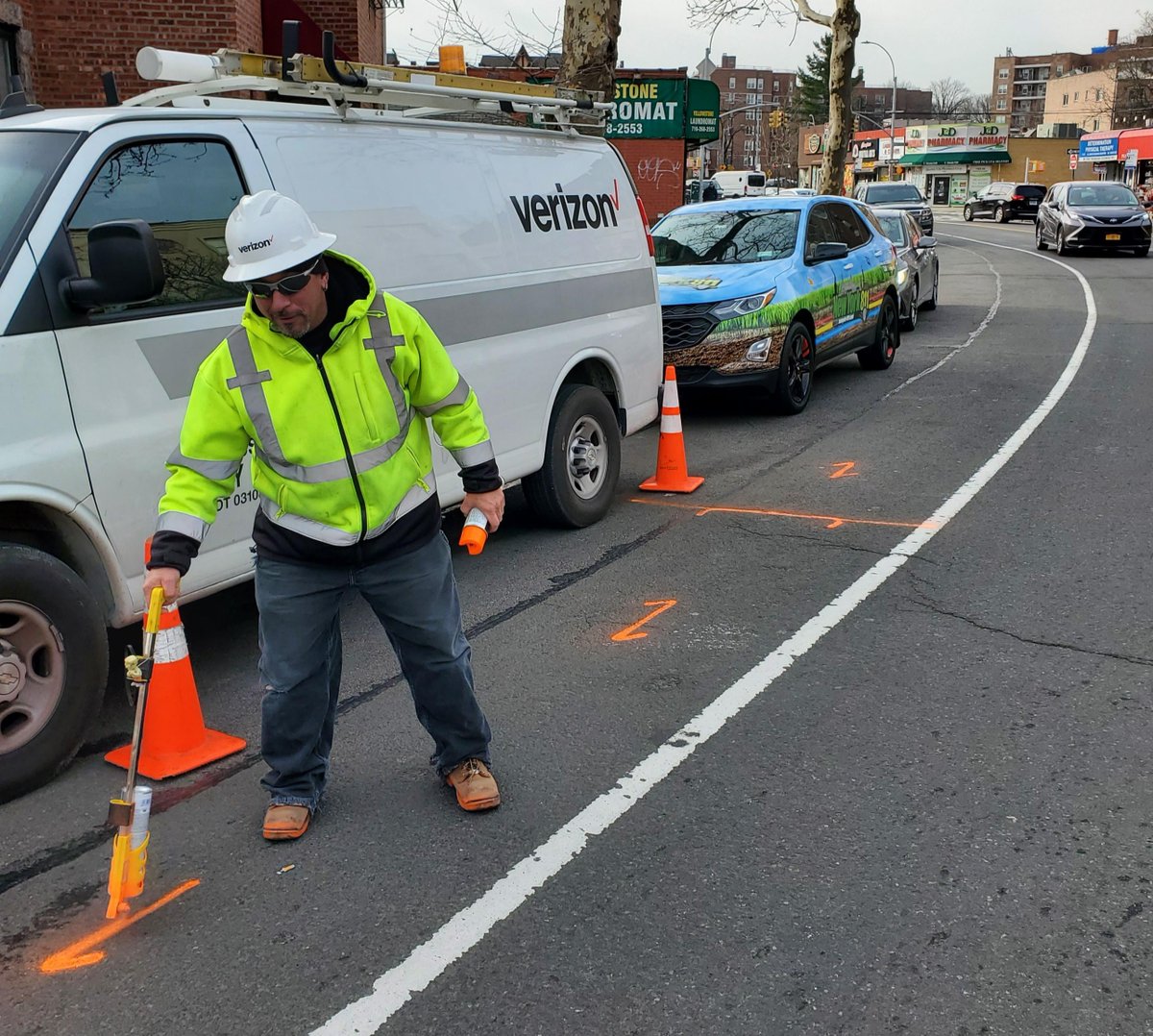 NewYork811's tweet photo. #NewYork811 was in #Queens where we saw a @Verizon locate tech putting down fresh marks, responding to a markout request. #CallorClick #811 #KnowWhatsbelow https://t.co/Yp7SEq5Dgw