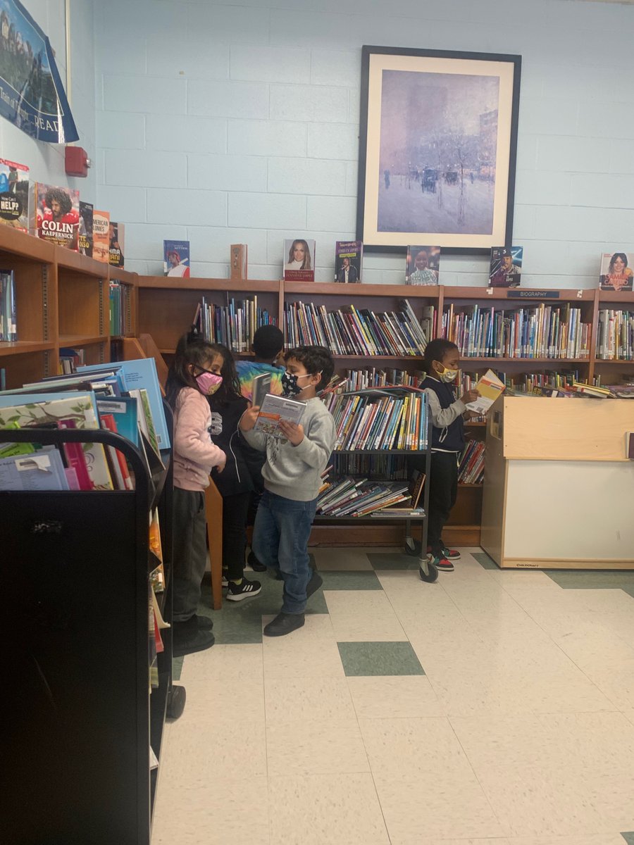 CHA students choosing “Jus right books” 

1st graders 🥰

#librarylife #readingsaveslives
@YO_LibraryMedia @YonkersSchools @CrossHillAYPS