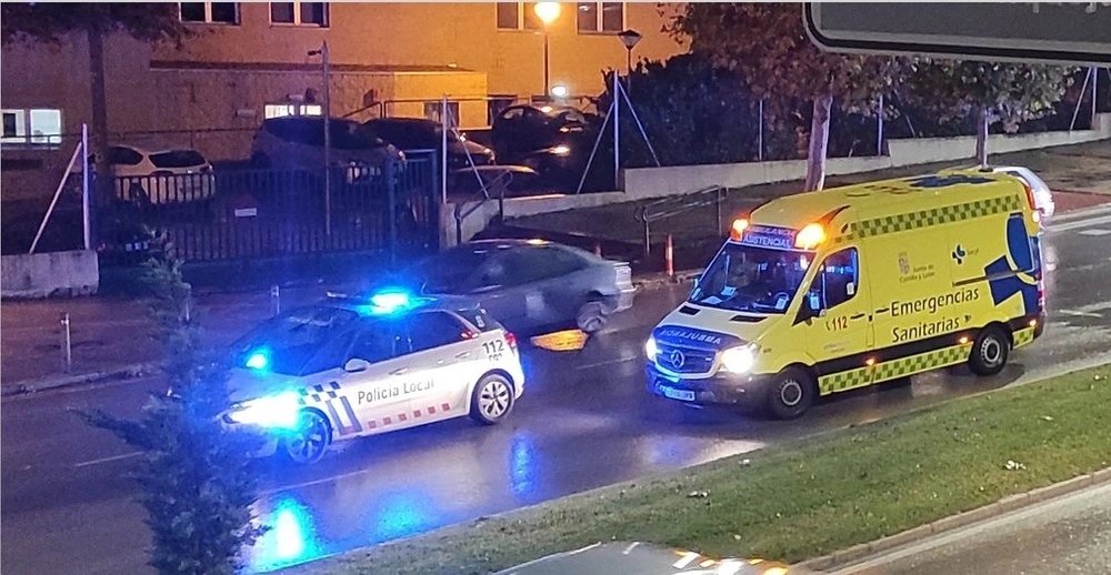PoliciadeBurgos's tweet photo. Agentes de la @PoliciadeBurgos en inestimable colaboración de 2 ciudadanos, un  hombre y una mujer, junto al buen hacer de los servicios sanitarios, auxiliaron a una mujer de 73 años que el pasado sábado 22 sufrió un grave atragantamiento en un restaurante del distrito de Gamonal https://t.co/y3ky5lCOe1