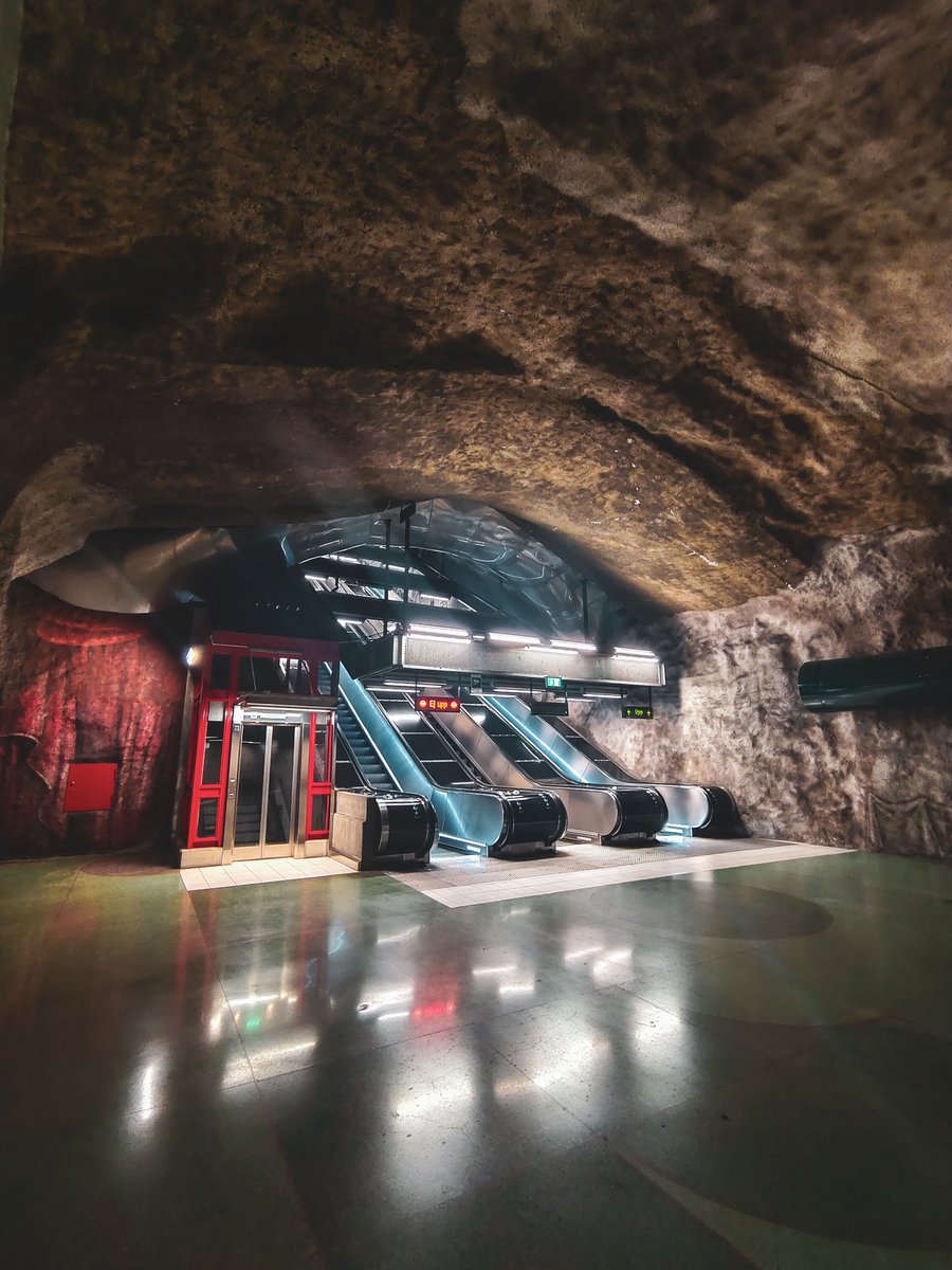 QuentinL17's tweet photo. Ce matin j’ai fais le tour de quelques stations de métro de Stockholm, visuellement tellement beau. Voici quelques photos prises avec mon @vivomobile_fr X60 Pro et un édit rapide ! https://t.co/Ax0EBOprHd