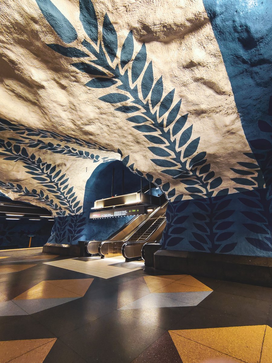 QuentinL17's tweet photo. Ce matin j’ai fais le tour de quelques stations de métro de Stockholm, visuellement tellement beau. Voici quelques photos prises avec mon @vivomobile_fr X60 Pro et un édit rapide ! https://t.co/Ax0EBOprHd
