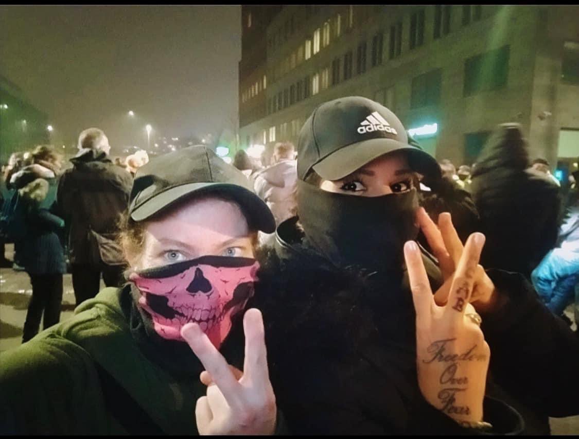 In de strijd tegen mondmaskers QR code’s en vaccinatie’s draag je natuurlijk een… 😷
De ✌🏻staat trouwens voor verliezers! 
Op deze foto de jarige Marjon Wijenberg (Van harte gefeliciteerd natuurlijk) en Steffanie van Het ondergaande Onrecht TV