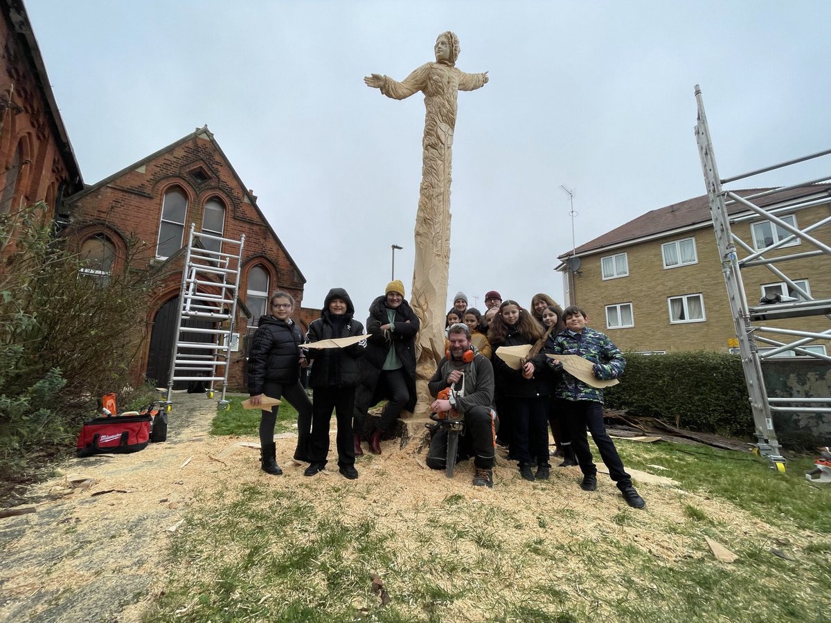 CatflapMedia's tweet photo. We were delighted to be joined by children from Martin Primary School to learn how @treecarving creates his incredible sculptures. They also helped us clear away the bark! https://t.co/GMJapIbS3q