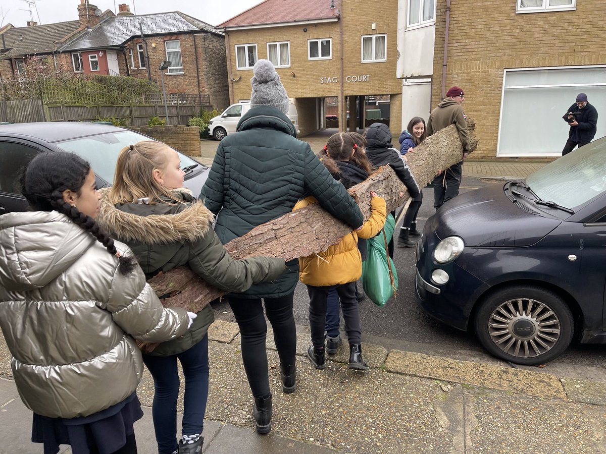 CatflapMedia's tweet photo. We were delighted to be joined by children from Martin Primary School to learn how @treecarving creates his incredible sculptures. They also helped us clear away the bark! https://t.co/GMJapIbS3q