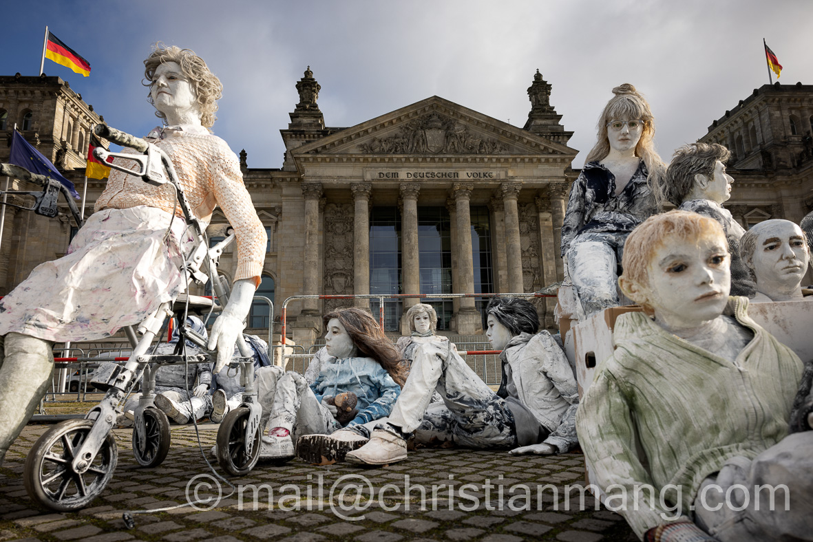 chr_mang's tweet photo. Kunstaktion "Die Verdrängten" von #ReflektorNeukölln aus #Protest gegen #Gentrifizierung während der #Bundestagsdebatte zum kommunalen #Vorkaufrecht vor dem #Reichstagsgebäude in #Berlin. 

Bilder: https://t.co/906yvuxIwt 
Bilder "Die Verdrängten" 2019: https://t.co/3lDPtYGwey https://t.co/MJ5qCMAFja