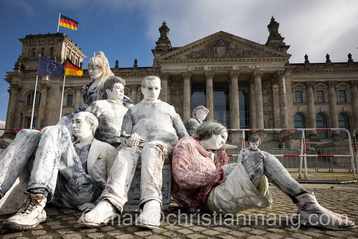 chr_mang's tweet photo. Kunstaktion "Die Verdrängten" von #ReflektorNeukölln aus #Protest gegen #Gentrifizierung während der #Bundestagsdebatte zum kommunalen #Vorkaufrecht vor dem #Reichstagsgebäude in #Berlin. 

Bilder: https://t.co/906yvuxIwt 
Bilder "Die Verdrängten" 2019: https://t.co/3lDPtYGwey https://t.co/MJ5qCMAFja