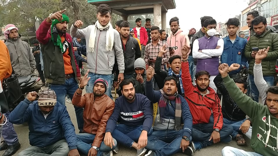 BittuYadavIYC's tweet photo. #RRB_NTPC में हुई धांधली छात्रों के साथ हुई बर्बरता के खिलाफ मोतिहारी मीना बाजार गांधी चौक पर बिहार बंद को सफल बनाने के लिए युवा कांग्रेस एवं एनएसयूआई के
द्वारा दुकान बंद कराते हुए सड़क जाम कर प्रदर्शन किया गया !!
#ntpcprotest
#NTPCSCAM https://t.co/SAYRPMZMVX
