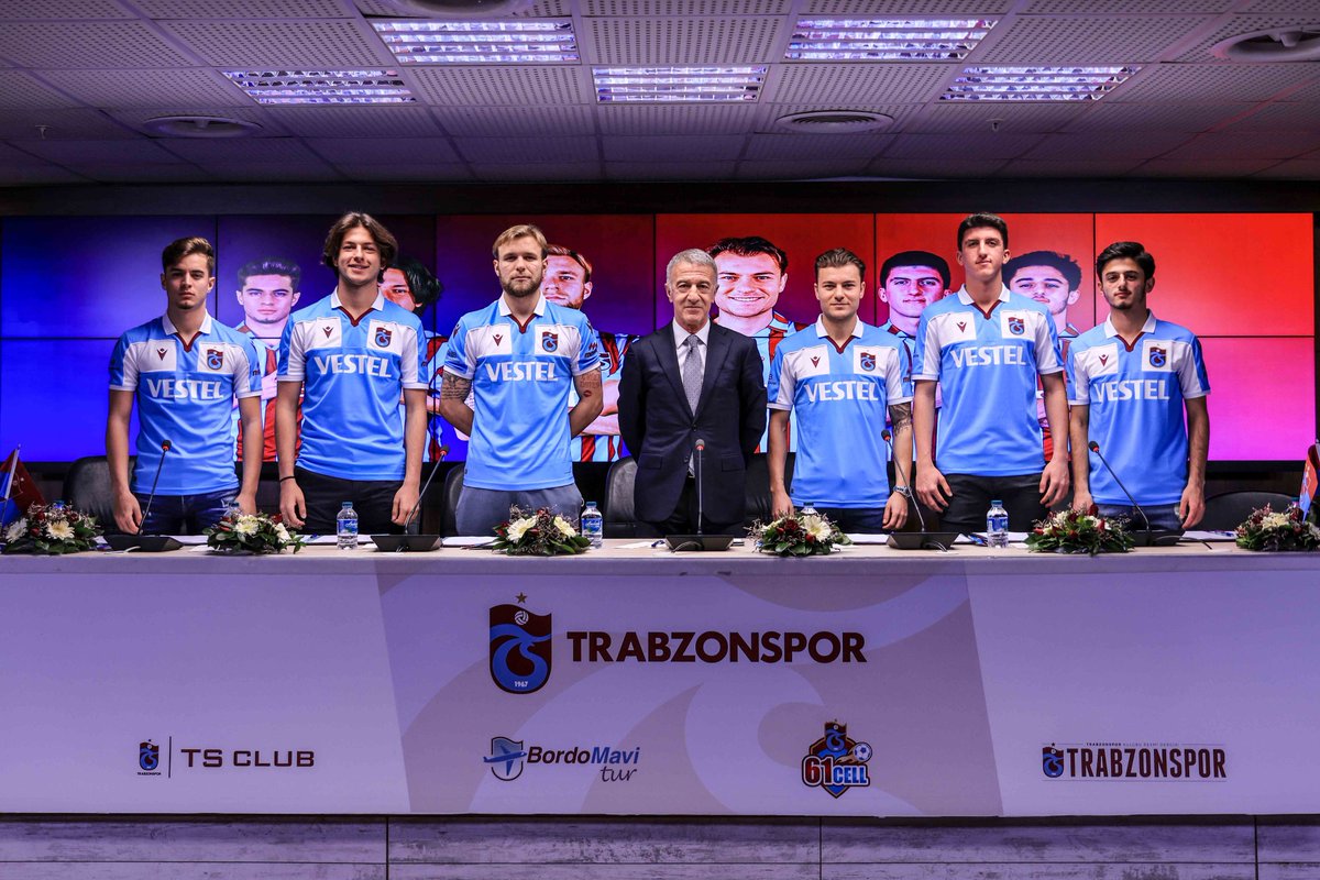 Trabzonspor's tweet photo. Başkanımız Ahmet Ağaoğlu’nun katılımıyla yeni transferlerimiz Yusuf Erdoğan, Tymoteusz Puchacz, Enis Destan, Batuhan Kör, Kerem Şen ve Taha Altıkardeş için Medical Park Stadyumu’nda imza töreni düzenlendi.

🔗 https://t.co/yFH0NbLFIX https://t.co/gT9dVGn1kf
