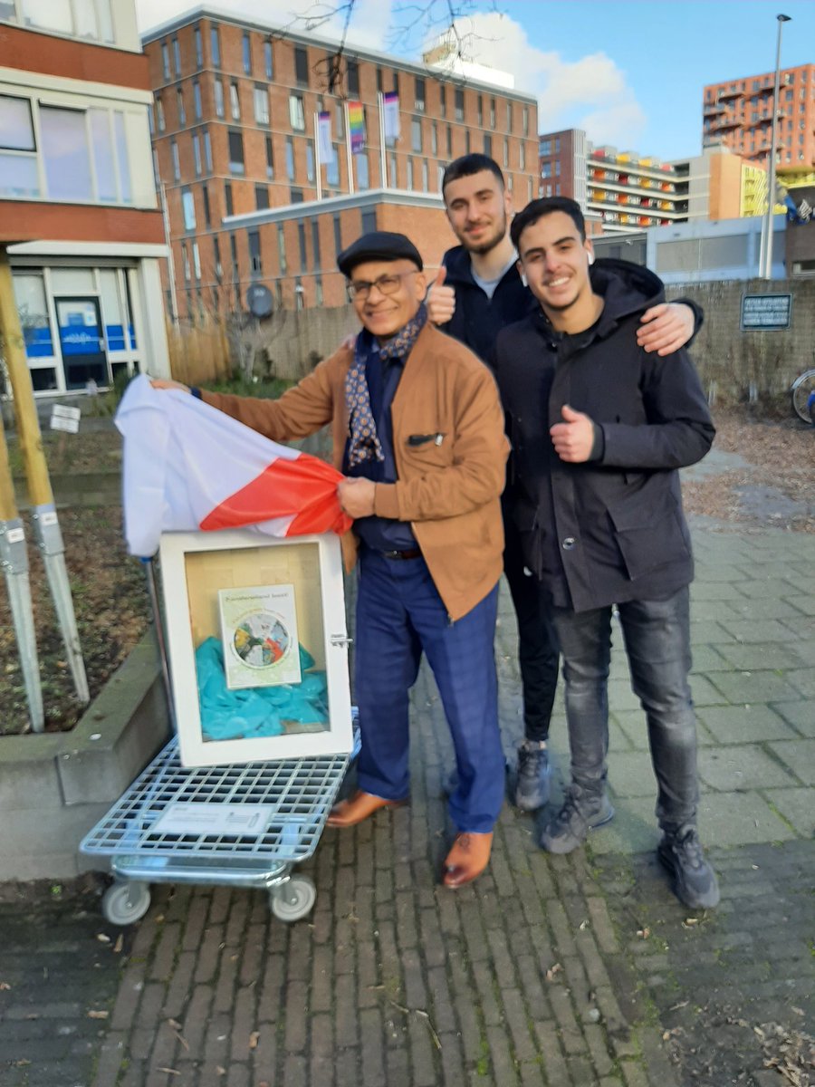 Na mijn overleg bij het <a href="/Krachtstation/">Krachtstation</a> 'n preview vh #eerste #bibliotheekkastje op <a href="/KanaleneilandUT/">ulfayenisa5</a>. Wat een eer! Vanmiddag 28 jan vanaf 16.00 uur staat hij vol mooie (ruil-)boeken.  <a href="/StichtingDOCK/">DOCK</a> <a href="/HU_Utrecht/">Hogeschool Utrecht (inactief)</a> <a href="/Bibliotheek030/">Bibliotheek Utrecht</a> <a href="/Lezenschrijven/">Stichting Lezen en Schrijven</a> #Asha #Digitaalhuis <a href="/GemeenteUtrecht/">Gemeente Utrecht</a>