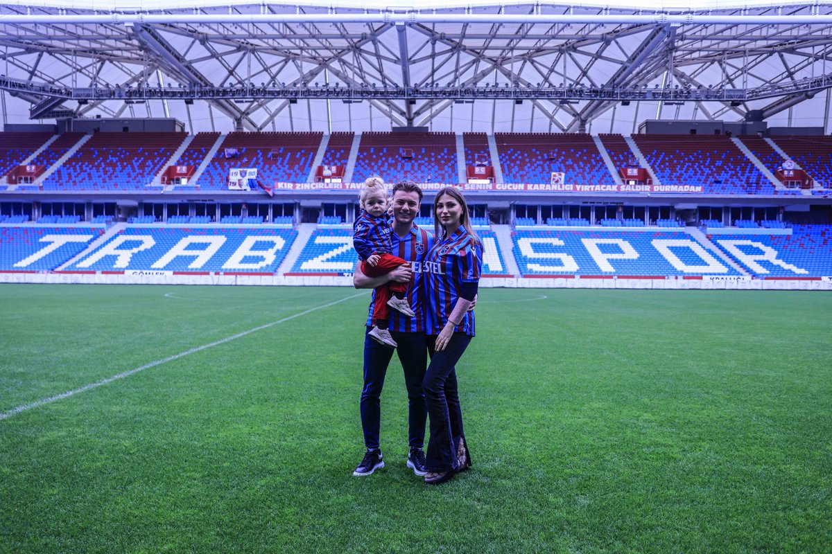 Trabzonspor's tweet photo. Başkanımız Ahmet Ağaoğlu’nun katılımıyla yeni transferlerimiz Yusuf Erdoğan, Tymoteusz Puchacz, Enis Destan, Batuhan Kör, Kerem Şen ve Taha Altıkardeş için Medical Park Stadyumu’nda imza töreni düzenlendi.

🔗 https://t.co/yFH0NbLFIX https://t.co/gT9dVGn1kf