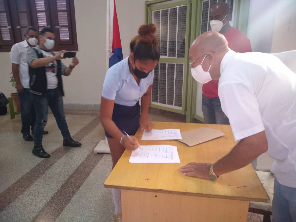 Desde el histórico museo Nacional de Lucha Contra Bandidos en Trinidad, se firman los convenios de trabajo de conjunto con la ACRC de conjunto con nuestras organizaciones estudiantiles. #IdealesDeLuz #ConElRemoDeProa