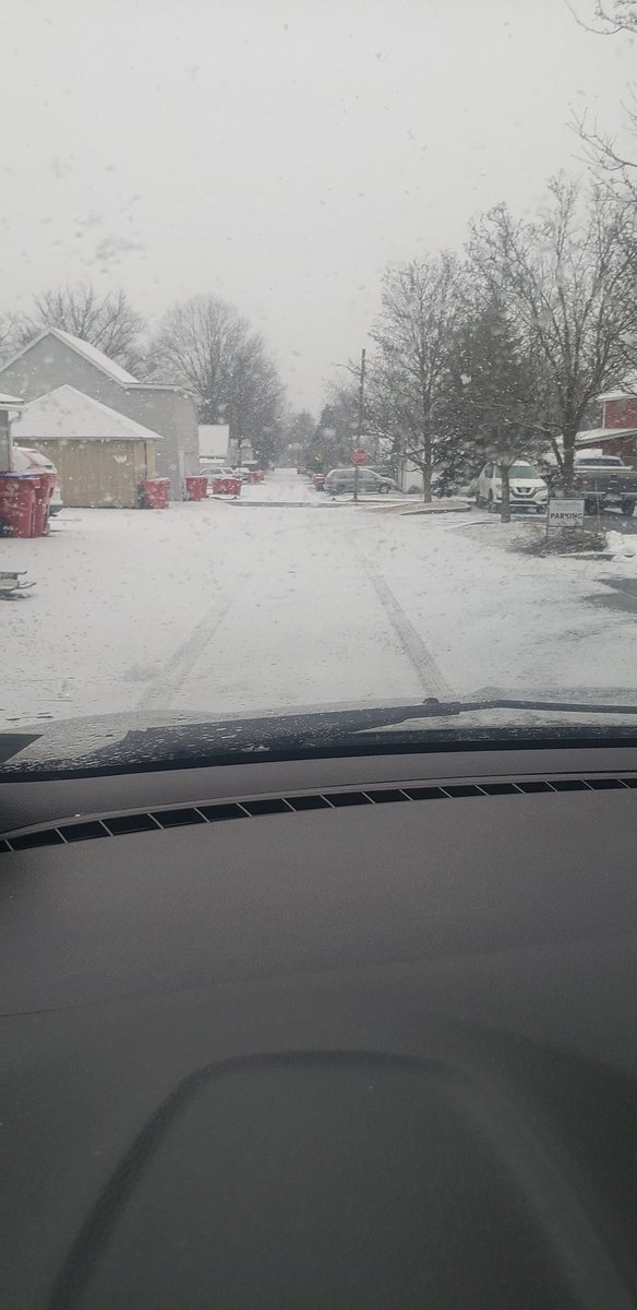 polishpineapple's tweet photo. @SueSerioFox29 Souderton has some good coverage and consistent snow falling https://t.co/30UrxNz4fY