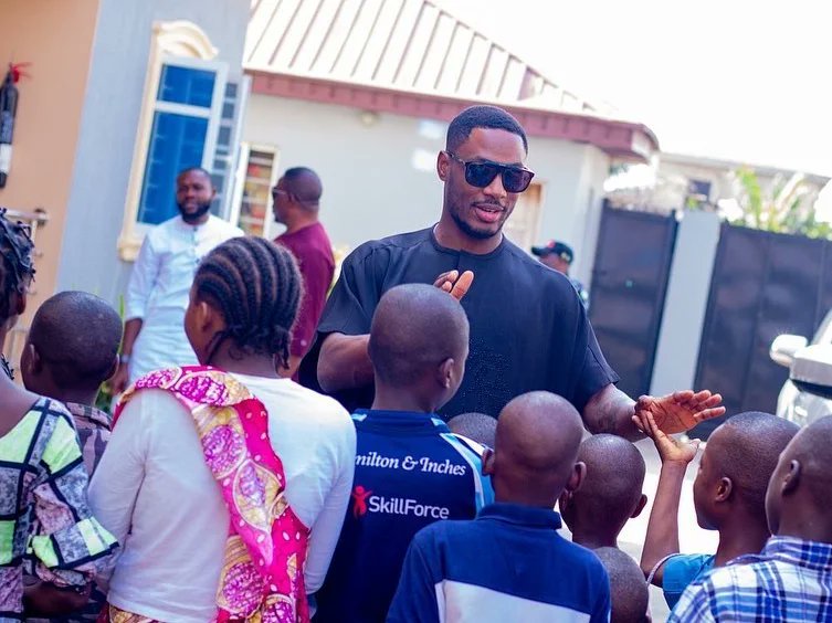 legitngnews's tweet photo. "A person that reaches out with love, can heal a soul or change a life", Ighalo Jude says as he spends time with kids from his orphanage home.
God bless his amazing heart❤❤
📸: ighalojude (Instagram)
#legitng #legitposts #ighalojude #fridaygoodness https://t.co/XradTxWicr