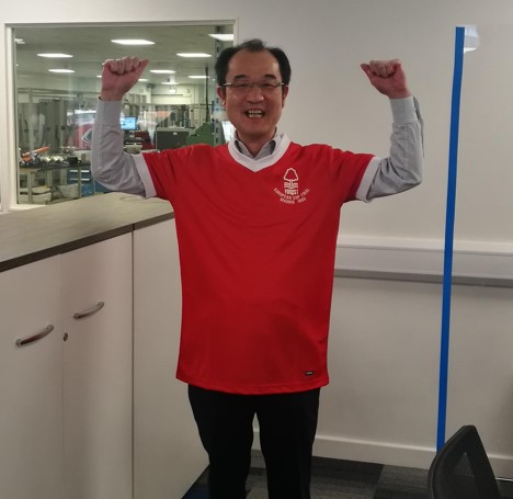 AdvanexEurope's tweet photo. Mr Takashi Suzuki from Advanex Global's Business Planning department has worked closely with Advanex Europe since October 2021.

On his final day, our sites wanted to give Mr Suzuki a gift to remember his time in Nottingham, a retro #nffc shirt.

Arigato gozaimasu, Suzuki-san! https://t.co/kaS6Ui9tUK