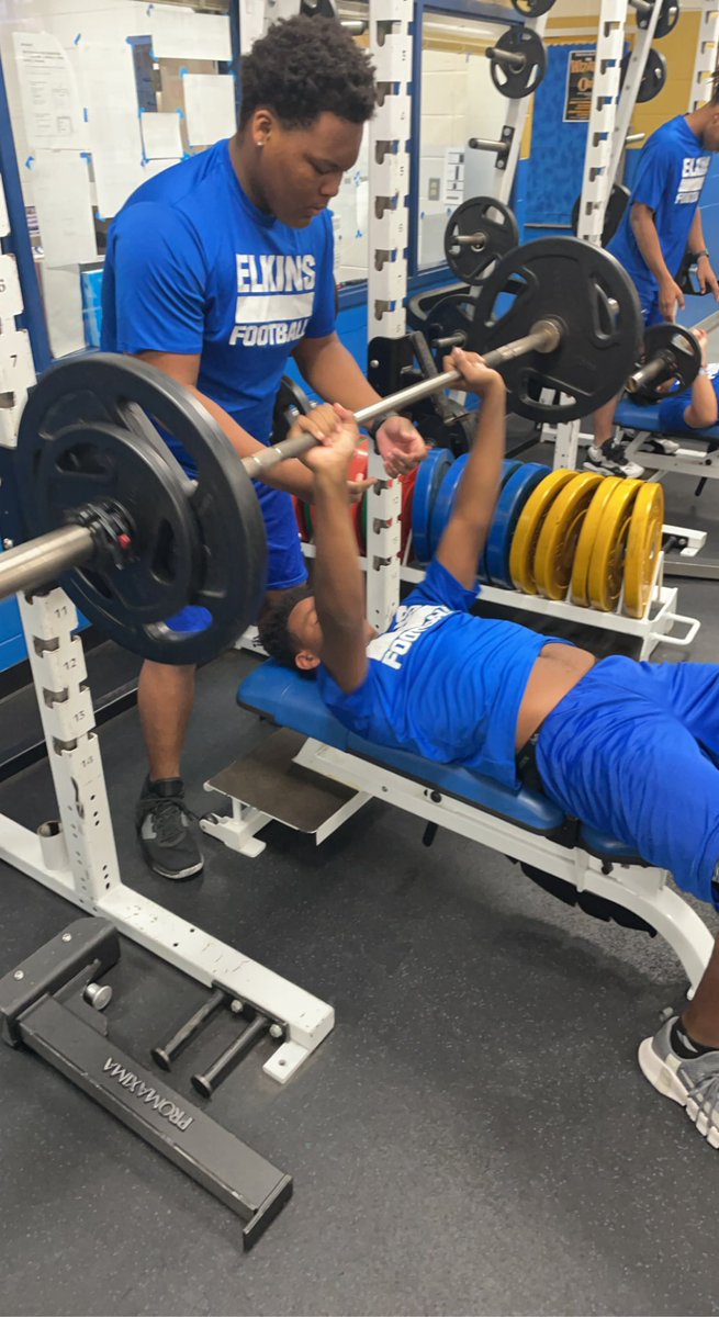ElkinsFootball's tweet photo. Freshmen getting it in this morning! Ain’t nothin’ wrong, with gettin’ strong 💪🏾! #toteit #tempocheck #GD2BAK https://t.co/AEHdFpLdae