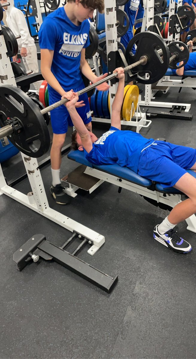 ElkinsFootball's tweet photo. Freshmen getting it in this morning! Ain’t nothin’ wrong, with gettin’ strong 💪🏾! #toteit #tempocheck #GD2BAK https://t.co/AEHdFpLdae