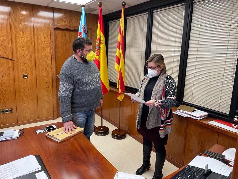 Ajuntamentsab's tweet photo. ℹ️ David Solsona pren possessió com a regidor de @femsantandreu a l'Ajuntament de Sant Andreu de la Barca. El nou regidor substitueix a María José Escobedo, que va renunciar a la seva acta al ple de desembre per motius personals #plesabarca https://t.co/jEKyaygTsJ