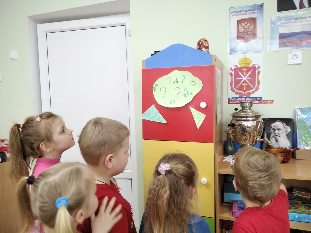 День головоломок, ребусов, шарад,
Каждый ребятёнок этим играм рад.
Любопытный носик нам не удержать,
Все на свете тайны хочет разгадать!
В ДОУ -День головоломок.