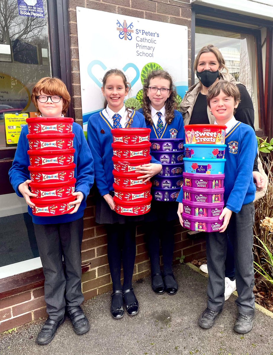 Today Hannah from <a href="/greenandmeuk/">greenandmeuk</a> collected the chocolates tubs we have been collecting in support of the #Tubs2Pubs campaign saving plastic tubs from landfill &amp; raising funds for Macmillan Cancer Support 👏💚